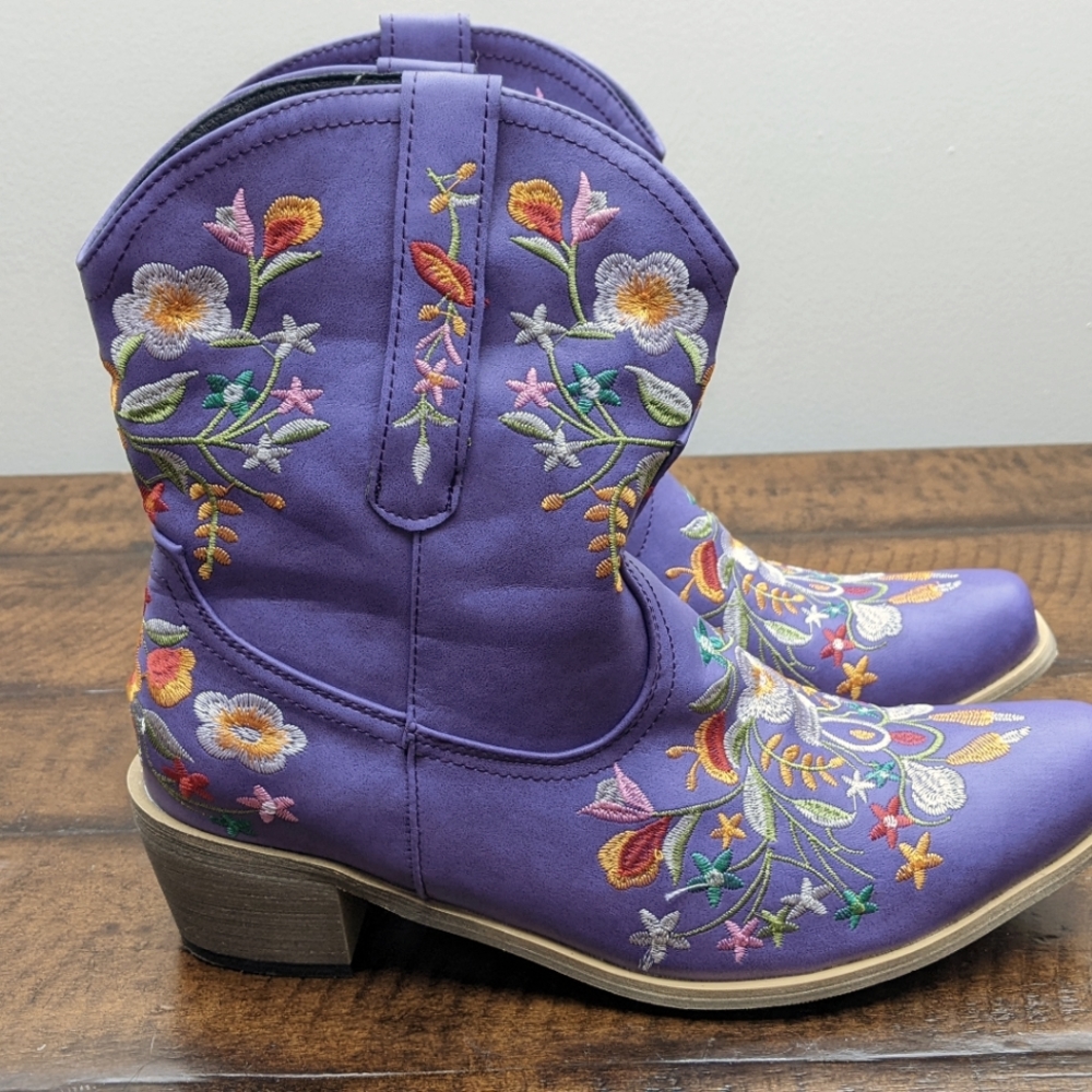 Floral embroidered purple boots  w8.5